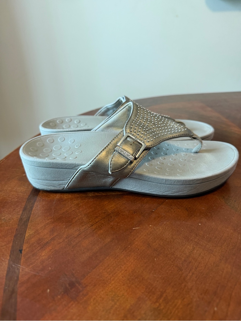 Vionic Capitola Toe Post Thongs Metallic Pewter Size 9 Slip on Sandals